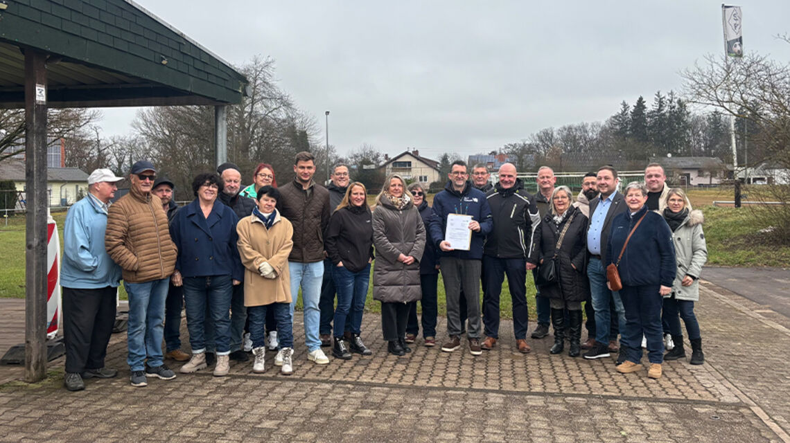 Bild zeigt Überreichung des Zuwendungsbescheides von Minister Reinhold Jost Zur Sanierung der Sportanlage des SC 1958 Primsweiler e.V.