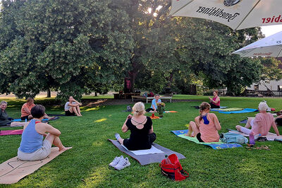 Bild zeigt die Teilnehmerinnen der Yogastunde jeweils mit Anna Borsch und Katharina David auf der Mühleninsel der Bettinger Mühle.