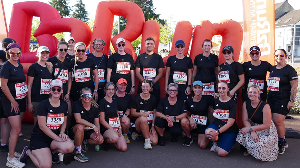 Bild zeigt Mitarbeiter/-innen der Gemeinde Schmelz beim Firmenlauf in Dillingen