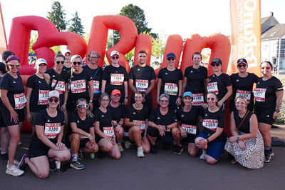 Bild zeigt Mitarbeiter/-innen der Gemeinde Schmelz beim Firmenlauf in Dillingen