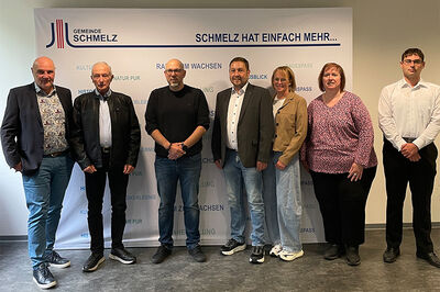 Bild mit Bürgermeister Wolfram Lang mit den ehemaligen und neuen Naturschutzbeauftragten der Gemeindebezirke der Gemeinde Schmelz