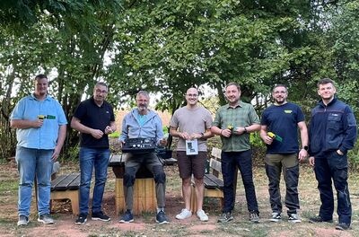 Bild zeigt Mitglieder der Freiwilligen Feuerwehr, die sich gemeinsam mit den Beigeordneten Nicolas Lorenz und Andy Jakobs ein Bild über die Arbeit im Kampf gegen die asiatische Hornisse machten.