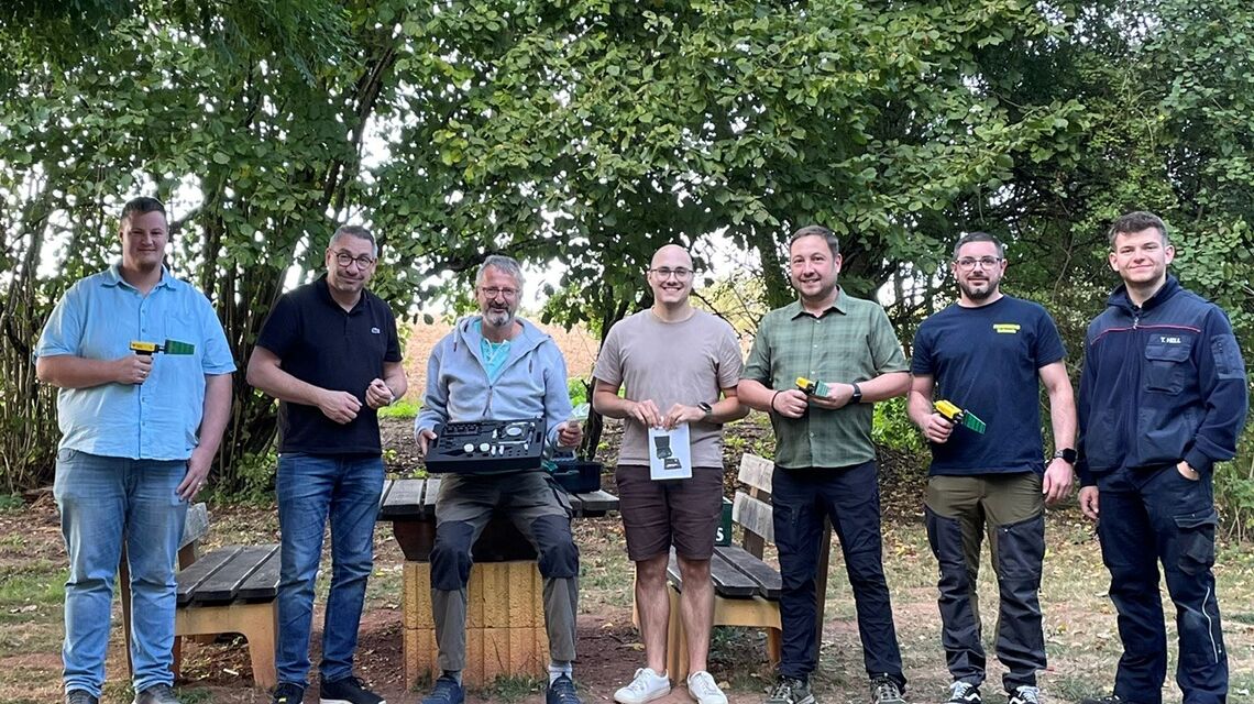 Bild zeigt Mitglieder der Freiwilligen Feuerwehr, die sich gemeinsam mit den Beigeordneten Nicolas Lorenz und Andy Jakobs ein Bild über die Arbeit im Kampf gegen die asiatische Hornisse machten.