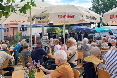 Bild zeigt Ausgelassene Stimmung beim Seniorenfest auf dem Mitry-Mory-Platz während des Auftritts der Kindertanzgruppe der TuF Limbach 