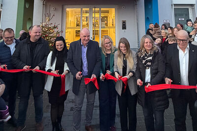 Bild zeigt den 3. Beigeordneten Uwe Petry, Ortsvorsteher Thomas Lamberti, Gesamtleitung Sandra Hein, Bürgermeister Wolfram Lang, Bildungsministerin Christine Streichert-Clivot, Kitaleiterin Ellen Depta, Landtagsabgeordnete Sandra Quinten und Architekt Armin Lauck durchschneiden das Band vor der neuen Kita Weltentdecker
