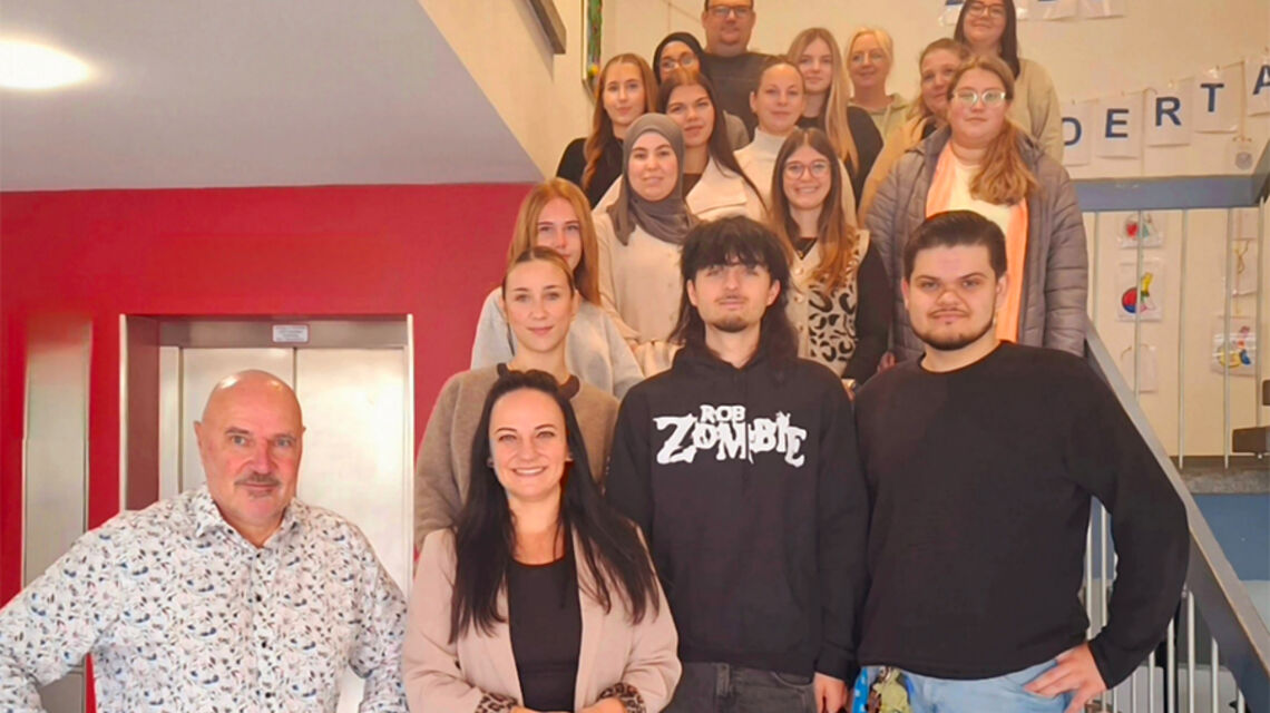 Bild zeigt Bürgermeister Wolfram Lang und Gesamtleitung Sandra Hein mit den neuen Azubis der gemeindlichen Kitas