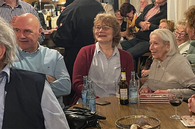 Bild das Bürgermeister Wolfram Lang mit Edeltrud Dusch-Schreder der Gastwirtin des Wassermanns Eck und ihrer Schwiegertochter zeigt