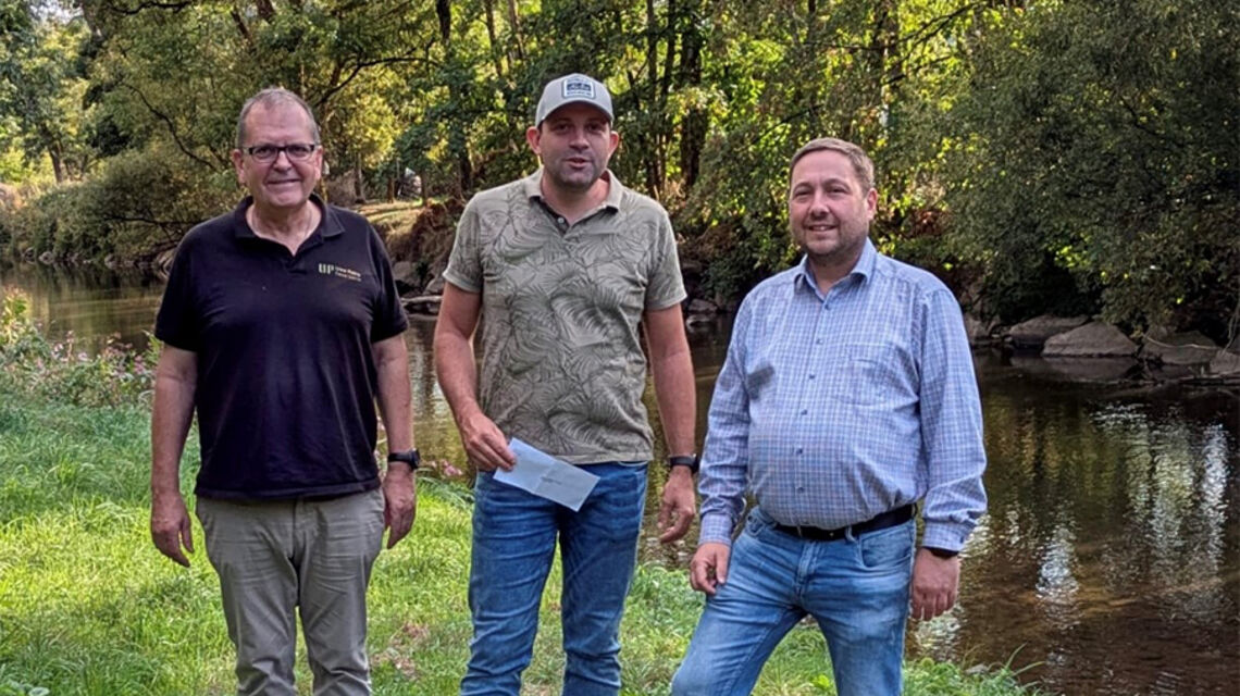 Bild zeigt: Andreas Kläser von den Angelfreunden, der dem 1. Beigeordneten Nicolas Lorenz und dem 2. Beigeordneten Uwe Petry die Maßnahmen vorstellt.