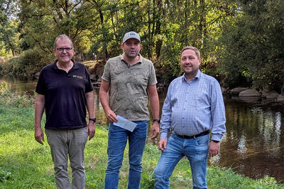 Bild zeigt: Andreas Kläser von den Angelfreunden, der dem 1. Beigeordneten Nicolas Lorenz und dem 2. Beigeordneten Uwe Petry die Maßnahmen vorstellt.