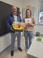 Bild zeigt Bürgermeister Wolfram Lang und Kitaleitung Hannah Casper am Tag der Kinderbetreuung