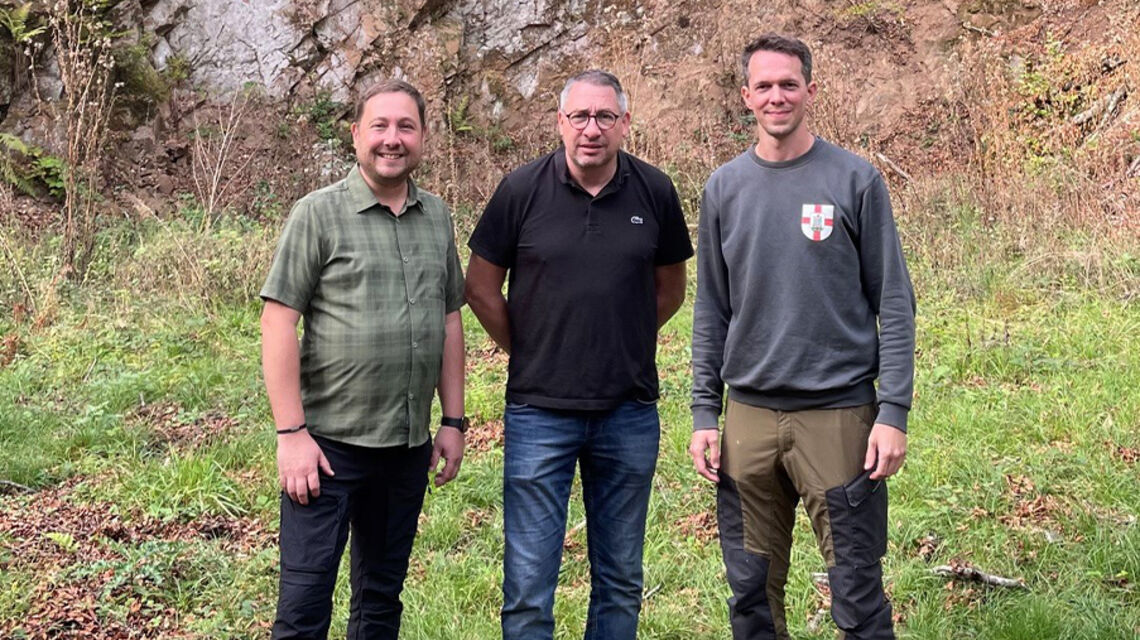 Bild zeigt die Beigeordneten Nicolas Lorenz und Andy Jakobs mit Förster Simon Becker im Gemeindewald