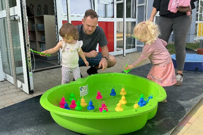 Bild zeigt Eltern und Kinder bei Familienrallye in der Kita Weltentdecker
