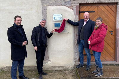 Pressebild vor Altem Zollhaus mit Enthüllung des QR-Codes über dessen Geschichte von SR Vertretern und Bürgermeister Wolfram Lang